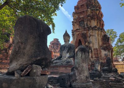 Ayutthaya Wat Mahathat - Prang und Buddha-Statuen
