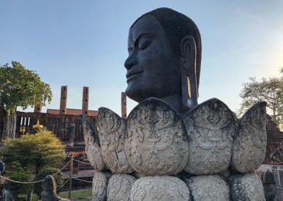 Ayutthaya Wat Thammikarat - Buddhakopf mit Lotusblüten