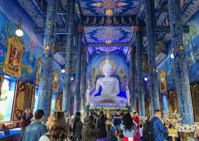 Chiang Rai Blauer Tempel - Ubosot mit Wandmalereien und Buddha-Statue
