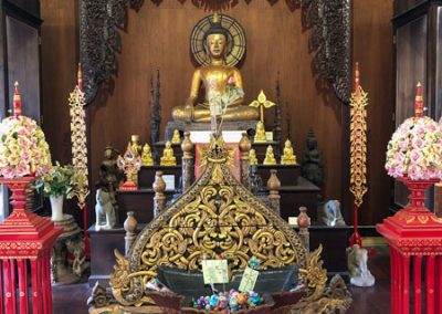 Chiang Rai Wat Phra Kaeo - Buddha-Figur im 1. Stock des Tempels