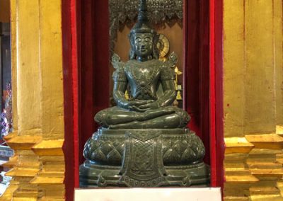 Chiang Rai Wat Phra Kaeo - Smaragd-Buddha aus Stein im 1. Stock des Tempels