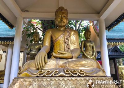 Chiang Rai Wat Phra Kaeo - Buddha-Statue im Außenbereich