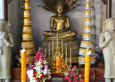 Chiang Rai Wat Phra Kaeo - Buddha-Statue im Außenbereich
