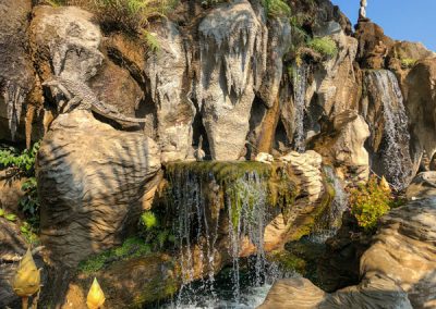 Chiang Rai Wat Rong Khun - Künstliche Wasserfälle