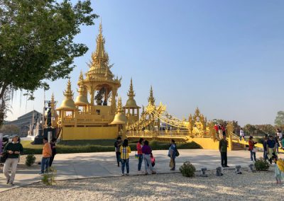 Chiang Rai Wat Rong Khun - Goldene Brücke mit Gebäude