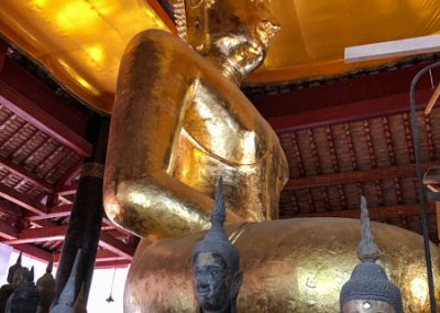 Buddha-Statue in der Gebetshalle des Wat Visounarath in Luang Prabang