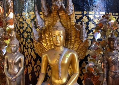 Sammlung alter Figuren im Wat Visounarath in Luang Prabang