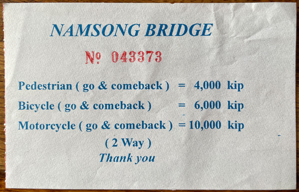 Ticket mit Preisen für die Überquerung der Brücke
