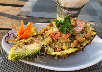 Vorspeise mit Shrimps und Reis in Ananas serviert
