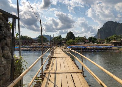 Einfache Bambusbrücke über einen Fluss