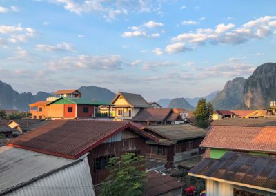 Blick vom Hotelbalkon auf umliegende Häuser und die Berge