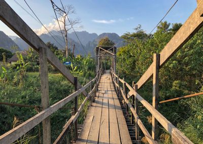 Schmale Bambusbrücke für Fußgänger