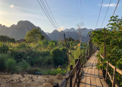 Schmale Bambusbrücke für Fußgänger mit Bergen im Hintergrund
