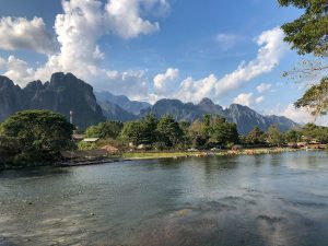 Blick von Vang Vieng auf die Berge und den Fluss