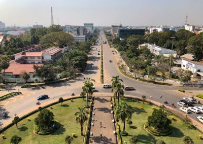 Blick vom Patuxai auf die Prachtstraße Xang in Vientiane