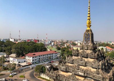 Blick vom zweiten Aussichtsdeck auf Vientiane und die Spitze des Eckturms des Patuxai