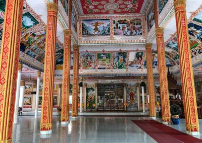 Das Innere des Wat That Luang Tai
