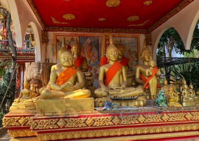 Wat That Luang Tai - Vergoldete Statuen