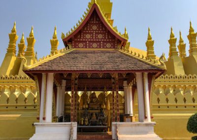 Pha That Luang - Andachtsstätte mit Statuen