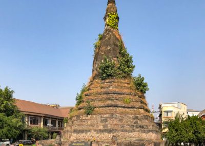 Alte Stupa mitten in der Stadt