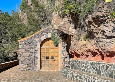 Schöne kleine Steinkapelle in den Fels gebaut