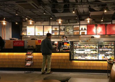 Vietnam Hanoi - gechilltes Arbeiten im Starbucks