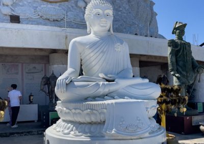 Kleinere Buddha-Statue vor dem großen Buddha von Phuket