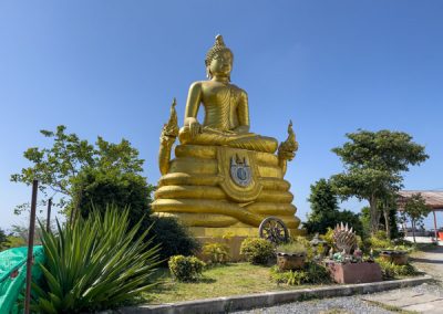 Buddha-Statue aus Messing hinter dem großen Buddha von Phuket