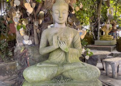 Buddha-Statue aus Stein neben dem großen Buddha von Phuket