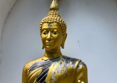 Wat Khao Tham auf Ko Phangan - Buddha-Statuen zieren das Äußere des Tempels