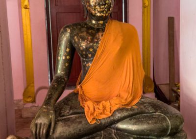 Wat Khao Tham auf Ko Phangan - Buddha-Statuen zieren das Innere des Tempels