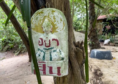Wat Khao Tham auf Ko Phangan - überall finden sich gravierte oder bemalte Steinplatten