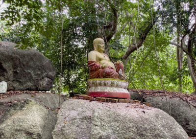 Wat Khao Tham auf Ko Phangan - Steinfigur in der Tempelanlage