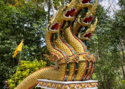 Wat Maduea Wan auf Ko Phangan - Naga oben auf dem Hügel