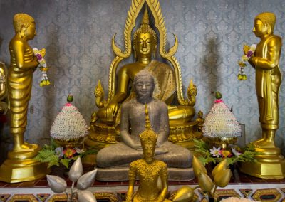 Wat Ruese Pa Saeng Tham auf Ko Phangan: das Innere der Gebetshalle mit Buddha-Statuen