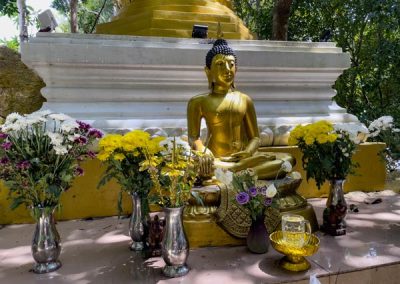 Wat Ruese Pa Saeng Tham auf Ko Phangan: Buddha-Statue auf dem ersten Plateau