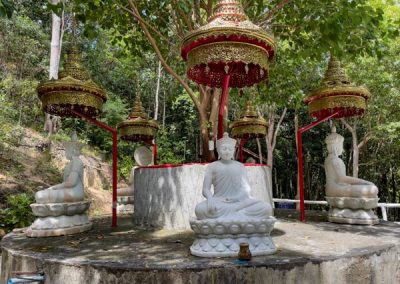 Wat Ruese Pa Saeng Tham auf Ko Phangan: Buddha-Statuen auf dem zweiten Plateau