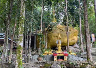 Wat Ruese Pa Saeng Tham auf Ko Phangan: Altar am Anfang der Treppe