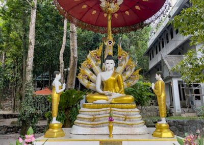 Wat Ruese Pa Saeng Tham auf Ko Phangan: Buddha-Statue unten im Eingangsbereich