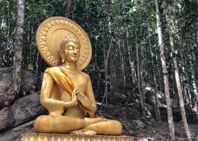 Wat Ruese Pa Saeng Tham auf Ko Phangan: Buddha-Statue oben auf dem Berg im Dschungel