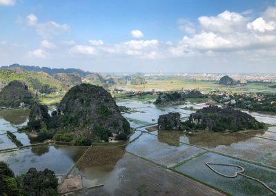 Toller Weitblick auf die Landschaft mit Bergen und Reisfeldern
