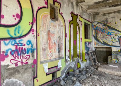 Graffiti-Wand in altem Haus