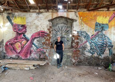 Silke Vogel vor Graffiti-Wand in altem Haus
