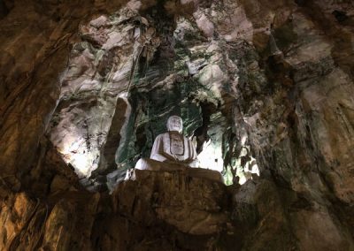 Riesige Buddha-Statue auf einem Fels in einer Höhle