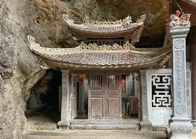 Der Eingang zur Höhle hinter der Pagode.