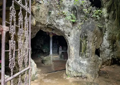 Eingang zur Höhle von oben kommend.
