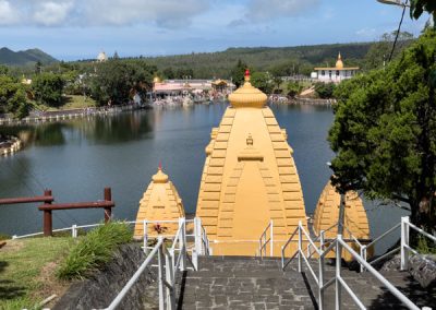 Tempel vor einem See