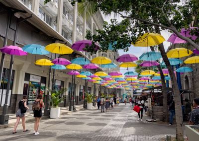 Bunte Regenschirme über der Fußgängerzone