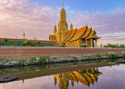 Neuer goldener Tempel mit filigraner Dachkonstruktion vor einem Wasserlauf