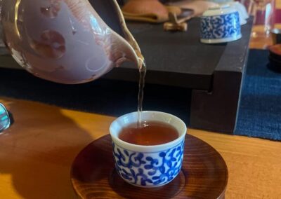 Teezeremonie, Einschenken des Tees